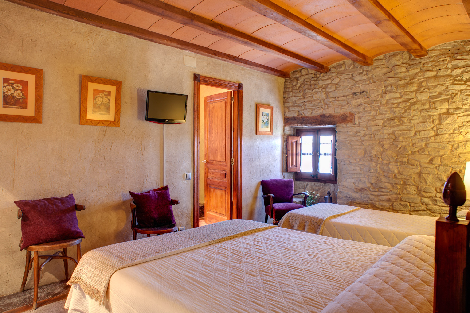 La Tor de Montclar - Solsona: Cathedral and Carnival Giants